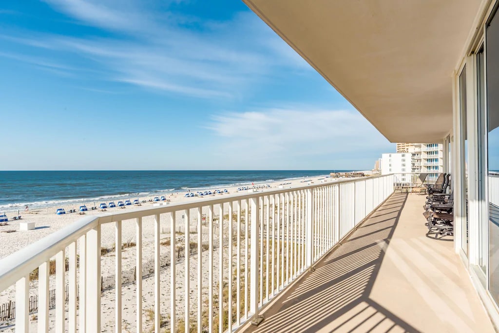 180 degree ocean view East view shows the Pie