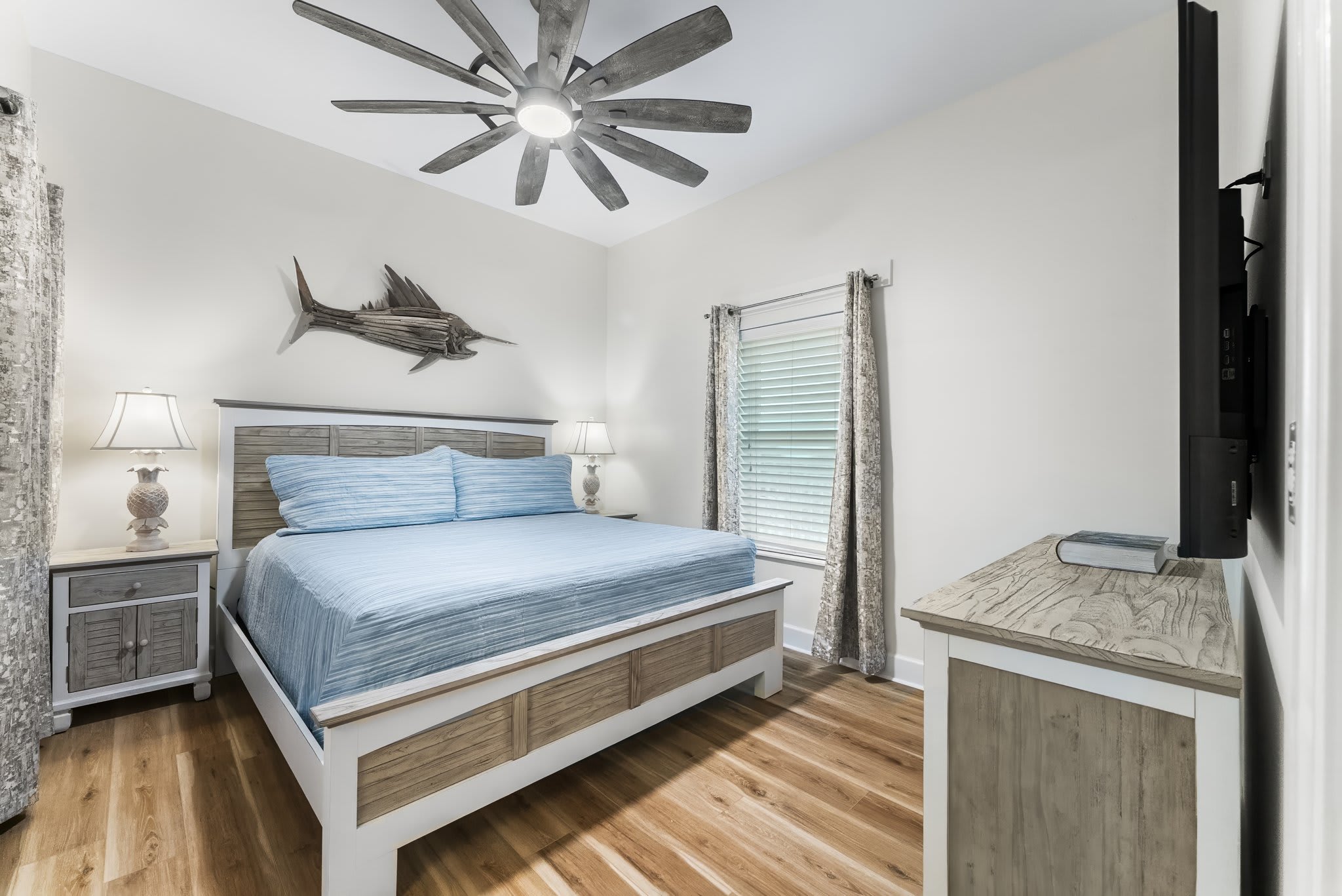 Guest King Bedroom with en suite shared bathroom