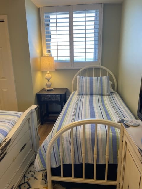 Guest Bedroom with Queen Bed and Twin Bed