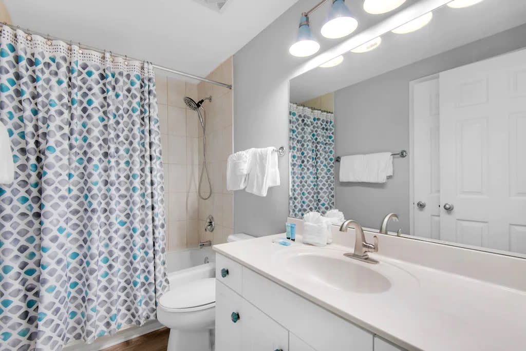 Guest bathroom adjoins to 2nd bedroom