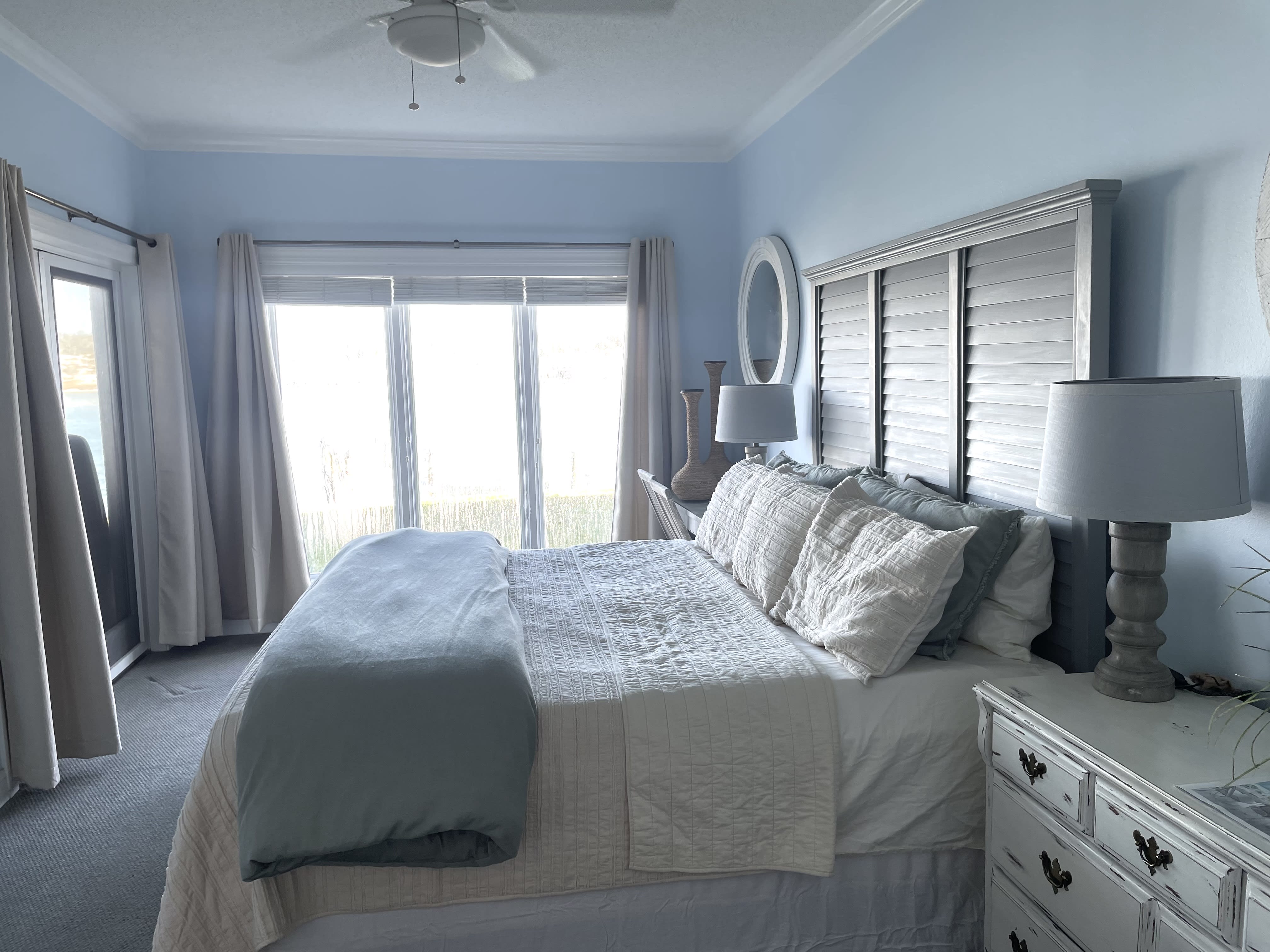 MASTER BEDROOM WITH KING SIZE BED &amp; BEAUTIFUL VIEWS OF OLD RIVER 