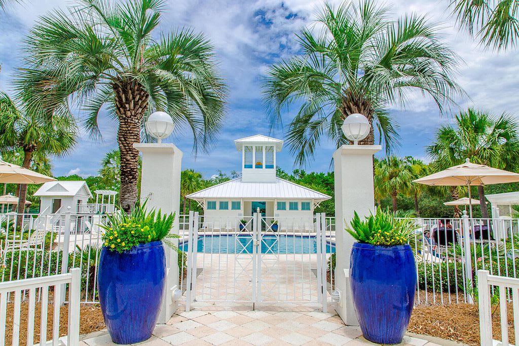 Just 3 houses down The Promenade to the Bellview Park and Pool