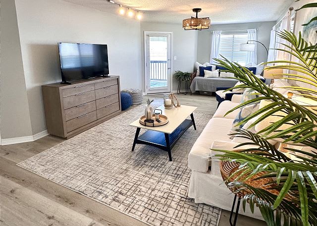 Home Decor, Floor, Lamp, Screen, Indoors