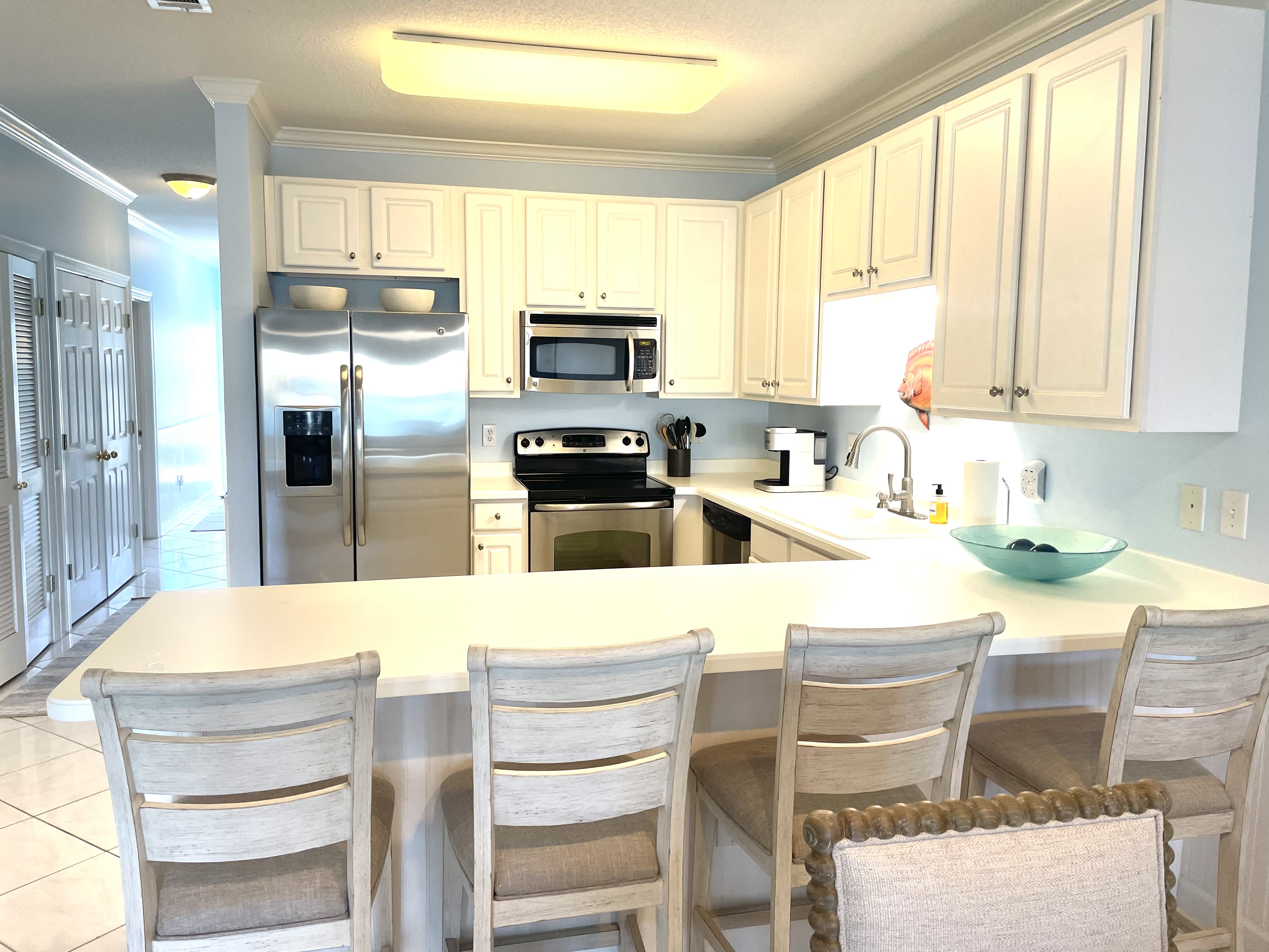 KITCHEN AND EAT-IN COUNTER BAR 