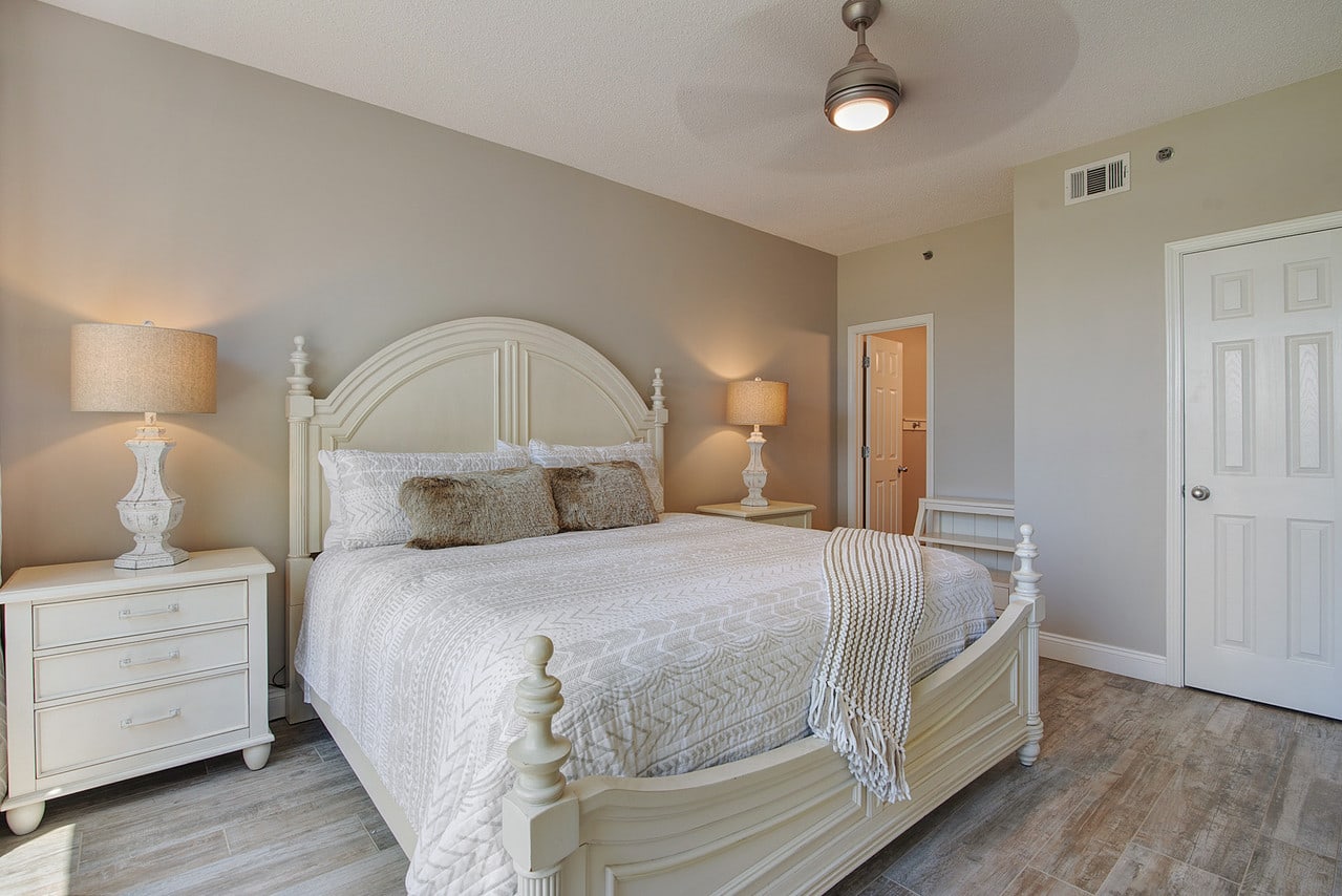 Master king bedroom with en suite.