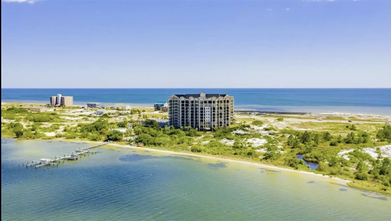 Nestled between the Gulf of Mexico and the Ole River you are surrounded by water!