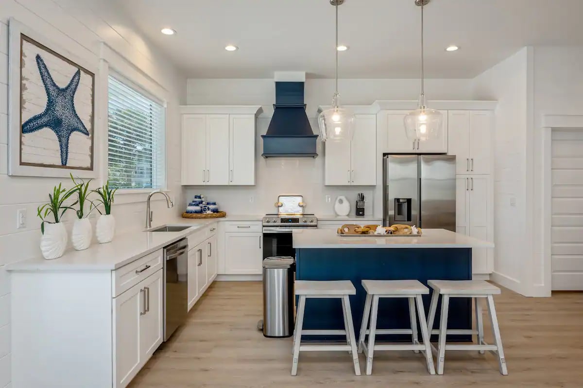 Mariner-15 features a beautiful quartz island for grab-and-go meals, making beach outings effortless for your family!