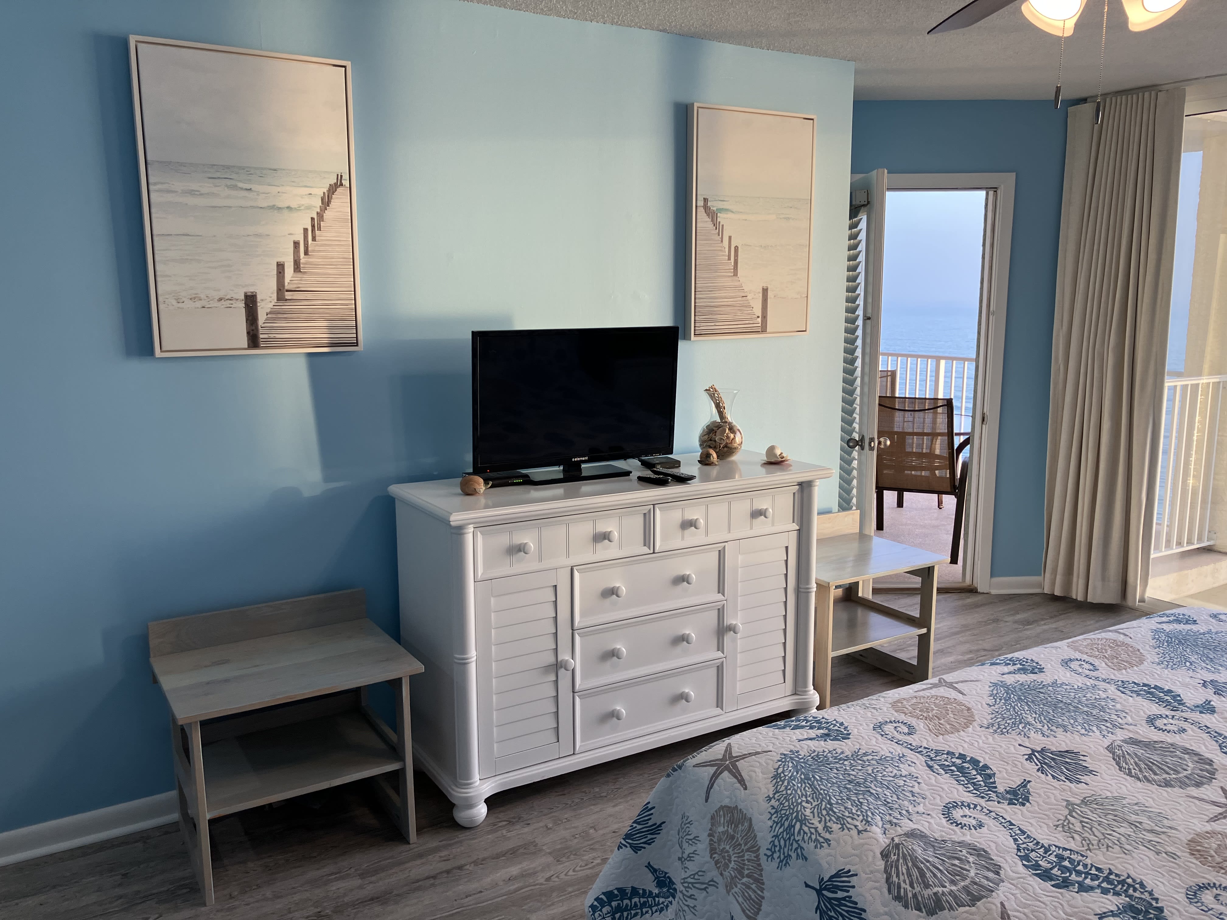 TV in Master and luggage stands