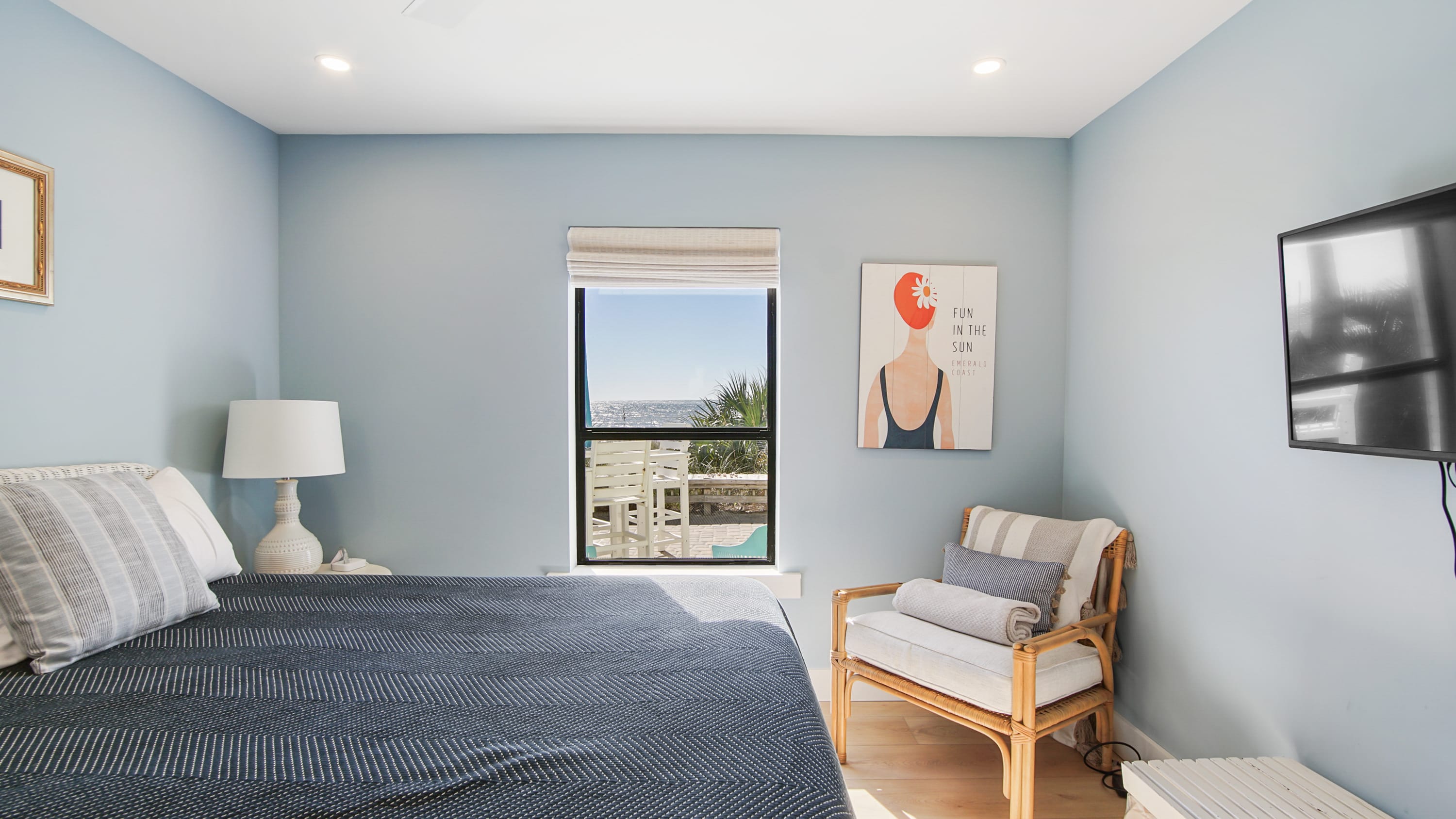 SE bedroom with king bed