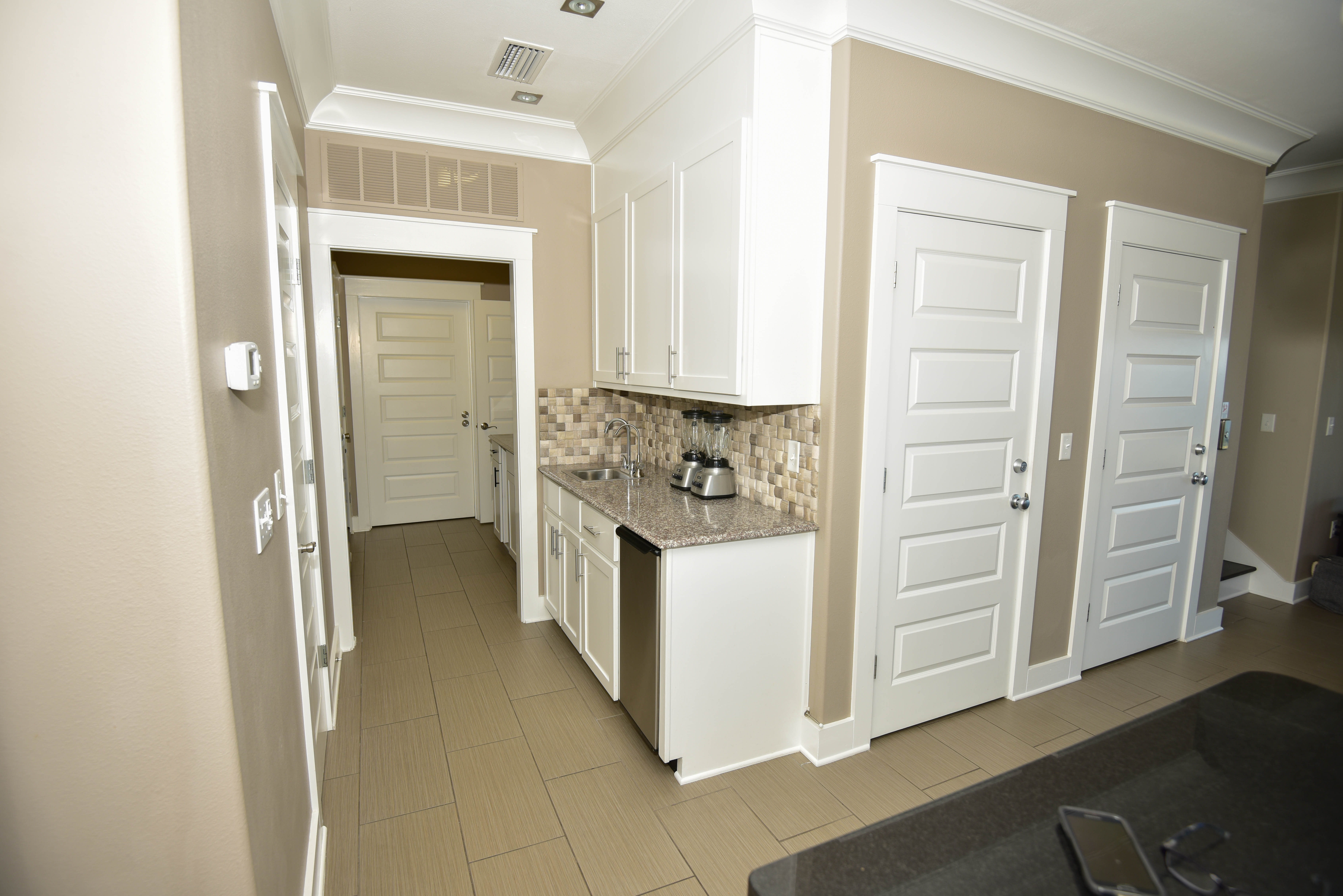 3RD FLOOR WET BAR WITH SINK, ICE-MAKER &amp; REVERSE OSMOSIS WATER FILTER SYSTEM