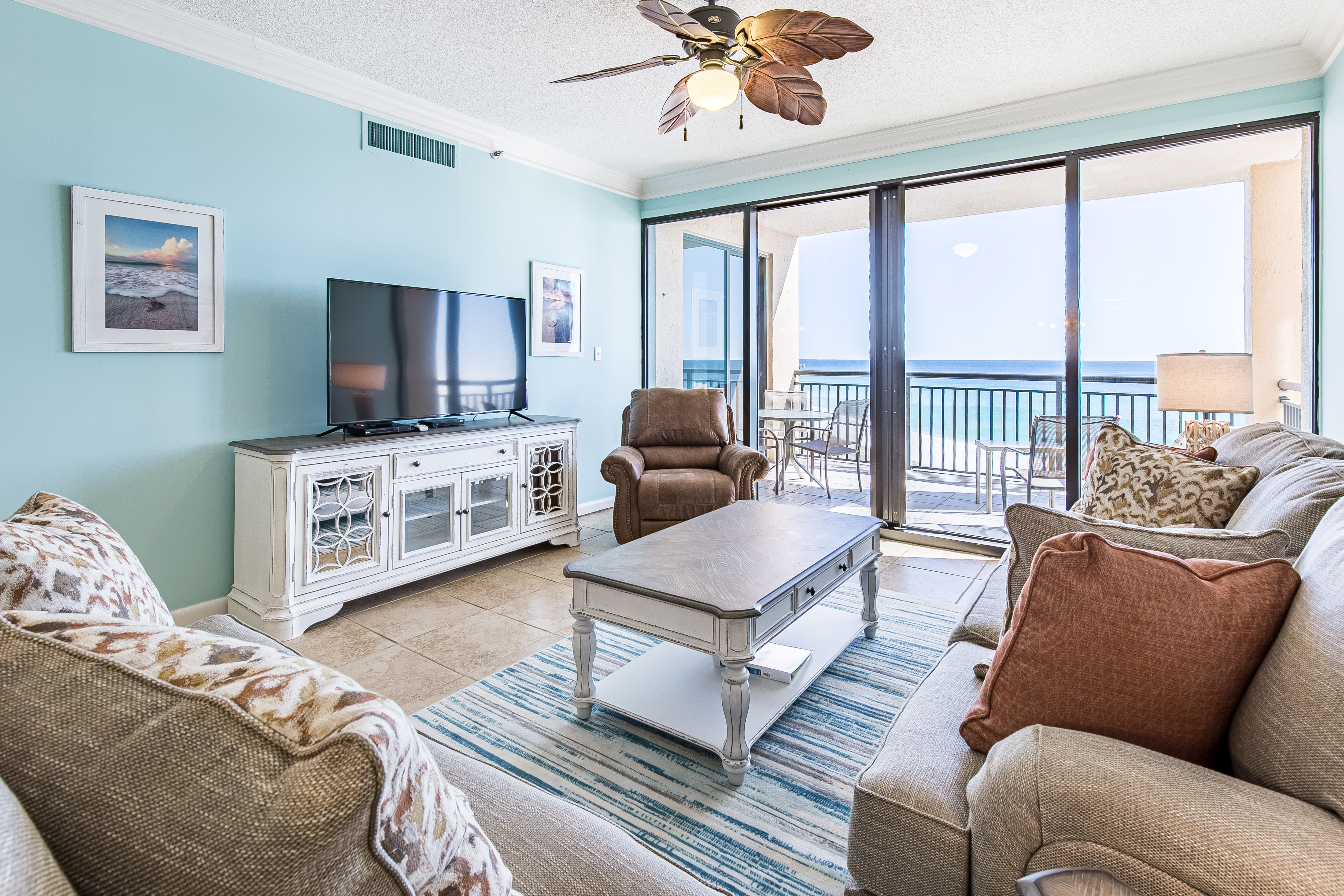 Living room with 55" tv