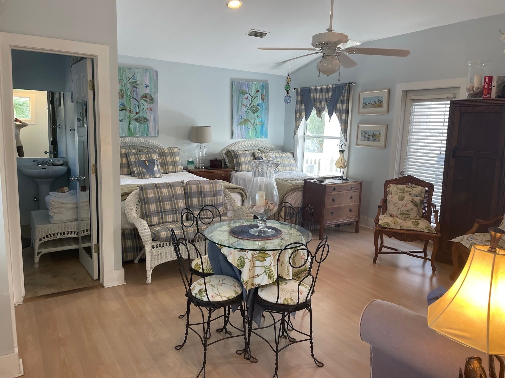 Carriage house - one double, one queen, sofa, kitchen, washer/dryer