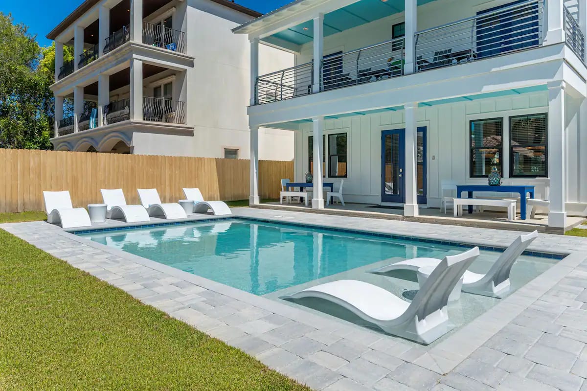 Mariner-4 Enjoy the Sunshine State! Mariner features a private pool in a fully fenced back yard. (Seasonally heated between October 1 and April 30 at no additional charge.)