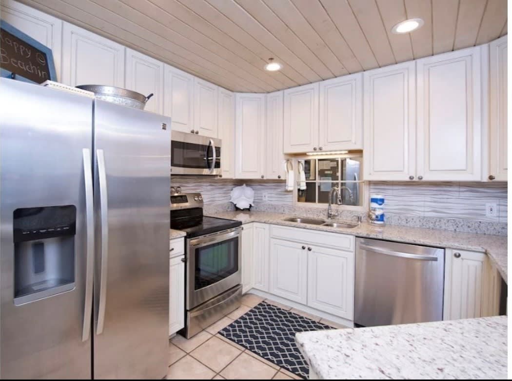 Fully equipped custom kitchen with everything you need! 