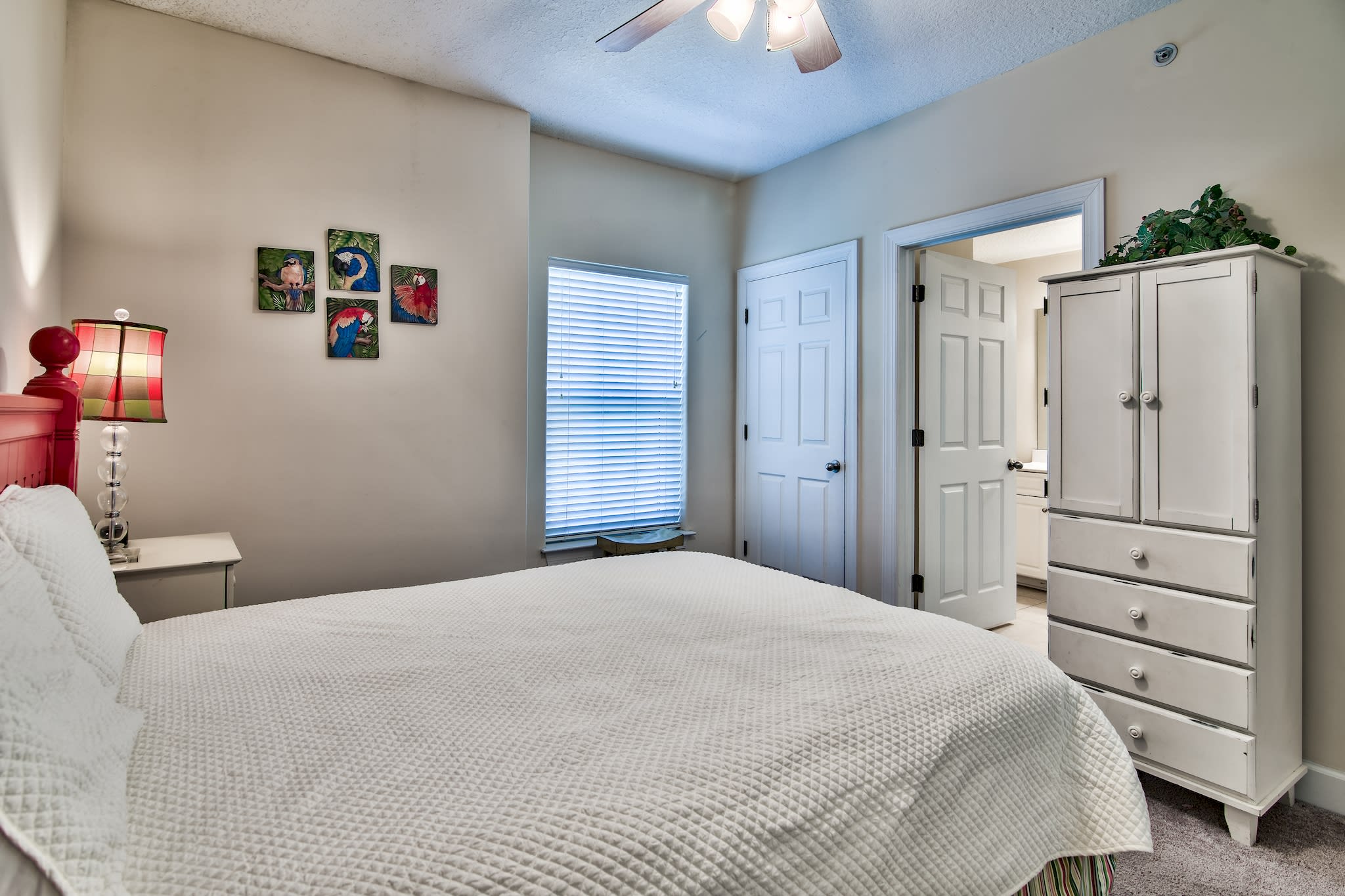 Guest room queen bed