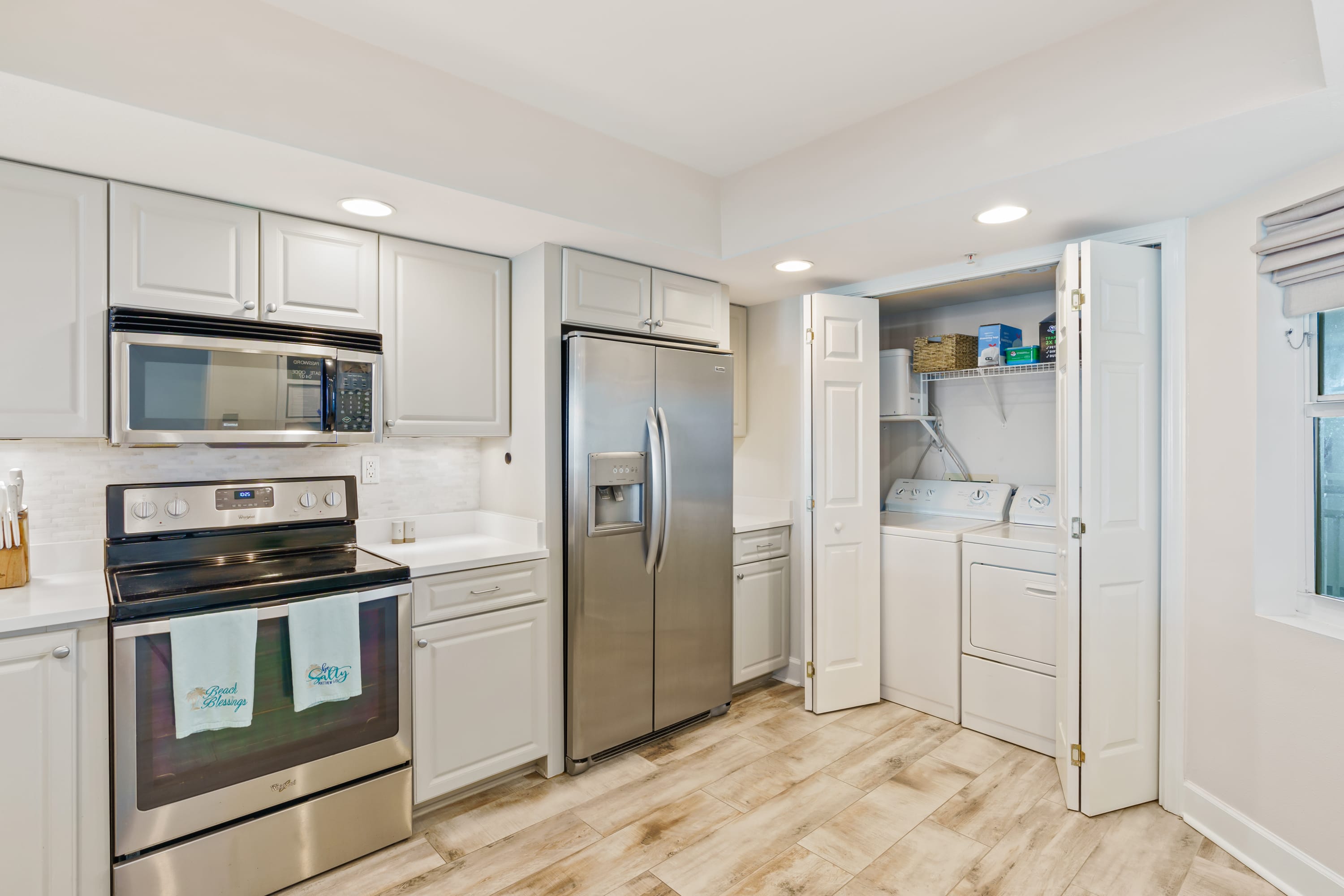 Fully-equipped kitchen and full size washer/dryer