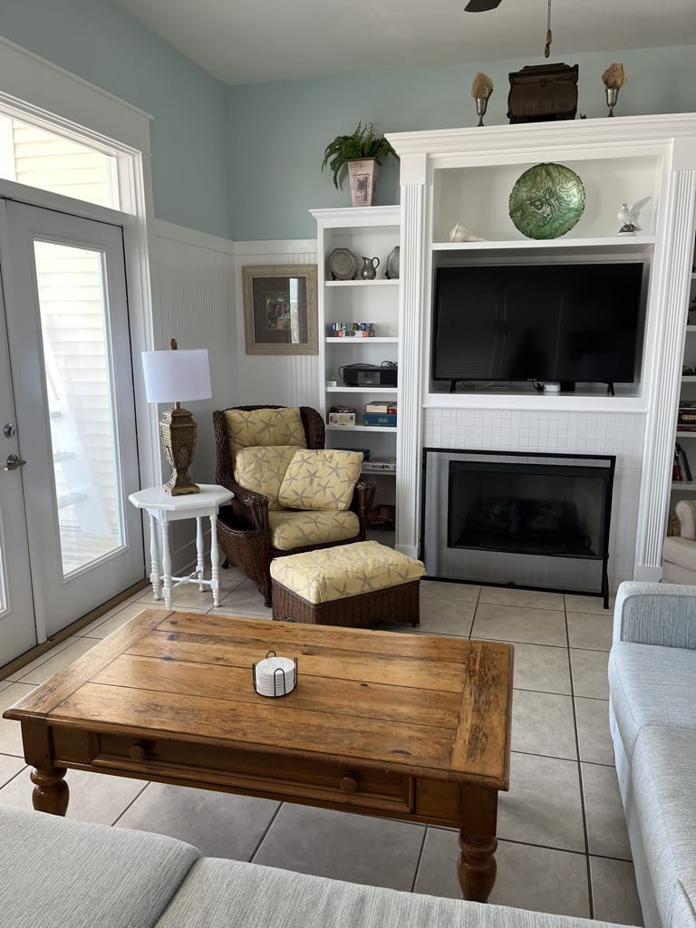 Living room w/tv that gets Netflix &amp; MAX, and  lots of others.