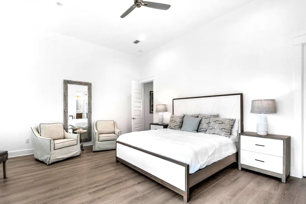 Horizon-17 Bedroom 4. Pic 1. 3rd floor. King bedroom with private bath, balcony and writing desk. (sleeps 2)