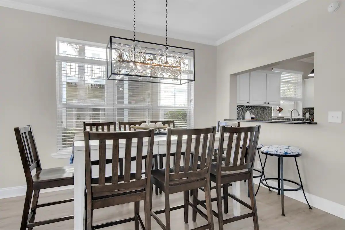 Splash-9 Plenty of seating for the family at mealtime. Even the little ones have their special table.