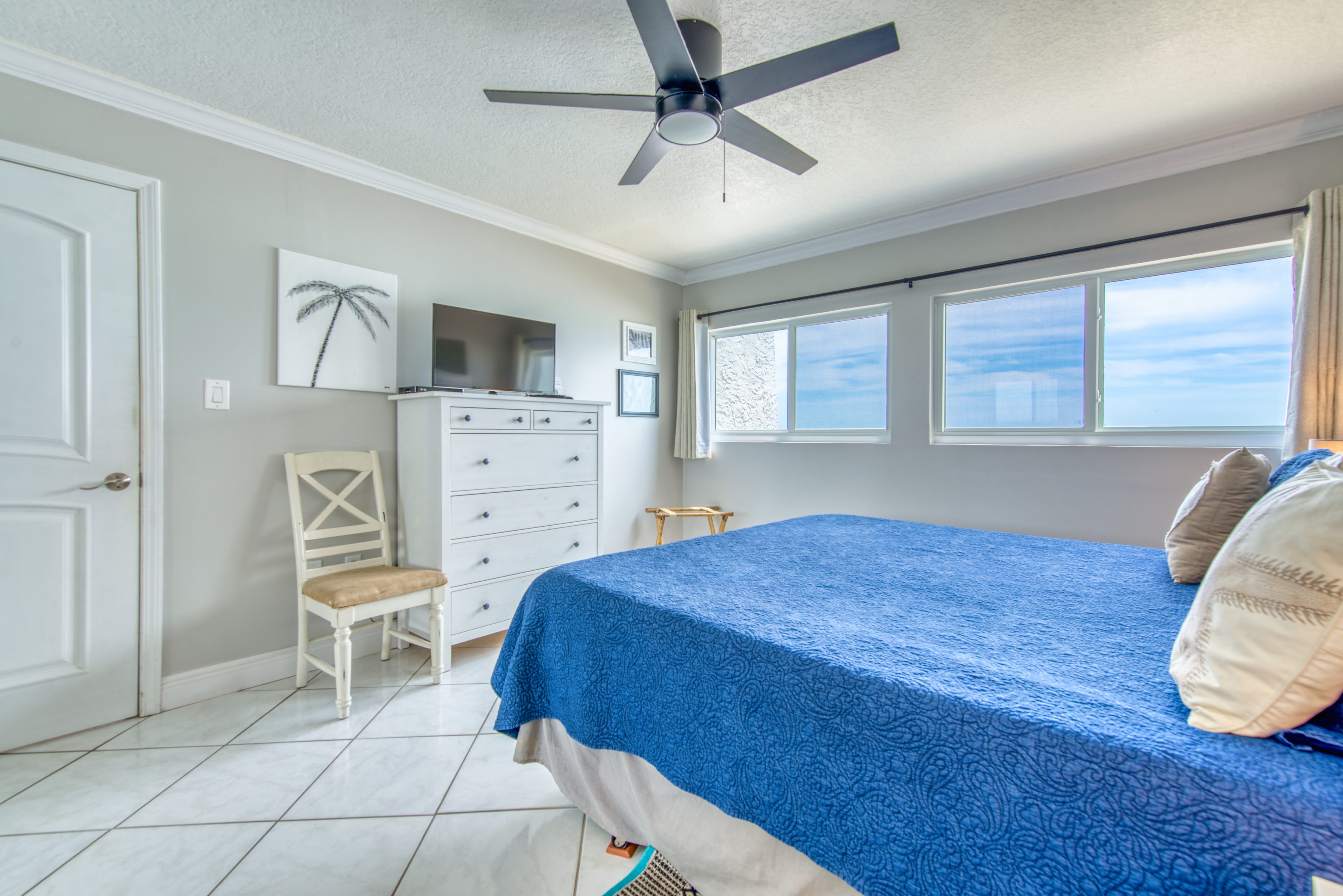 Wake up refreshed in this comfy king bed.