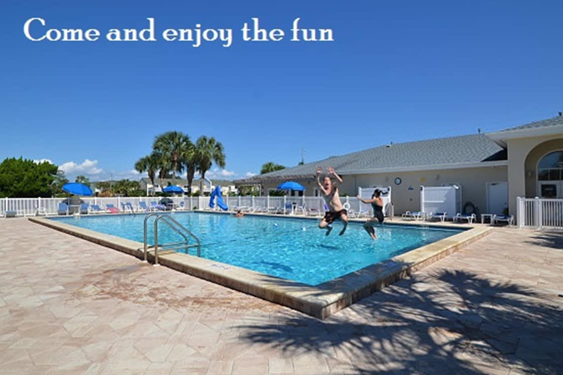 Pool &amp; Sun Deck Area