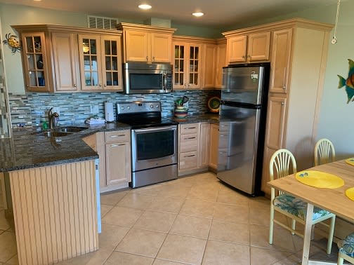 Fully equipped kitchen with blender, ice maker &amp; plenty of kitchen wares for you!