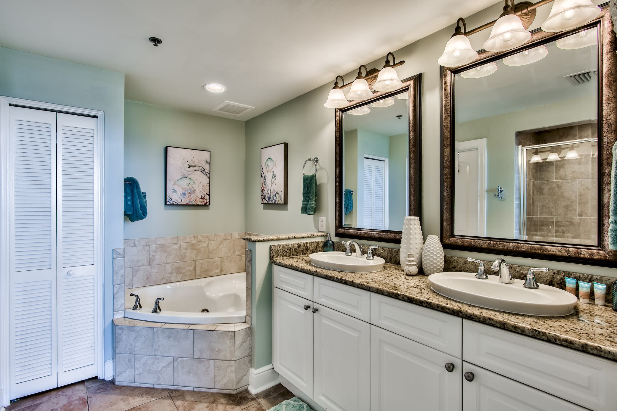 En Suite bathroom with jetted jacuzzi tub and two sinks