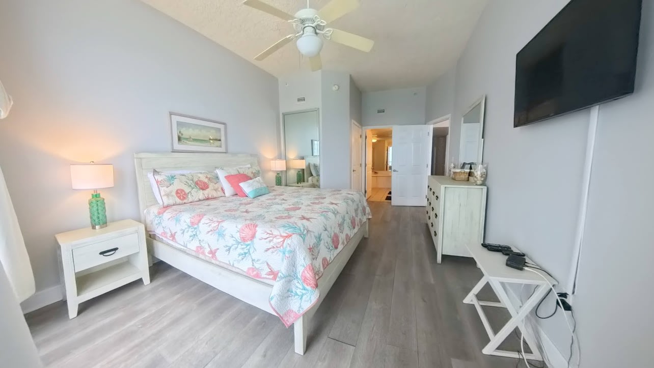 Master Bedroom (King Bed) with Balcony Access &amp; Gulf View