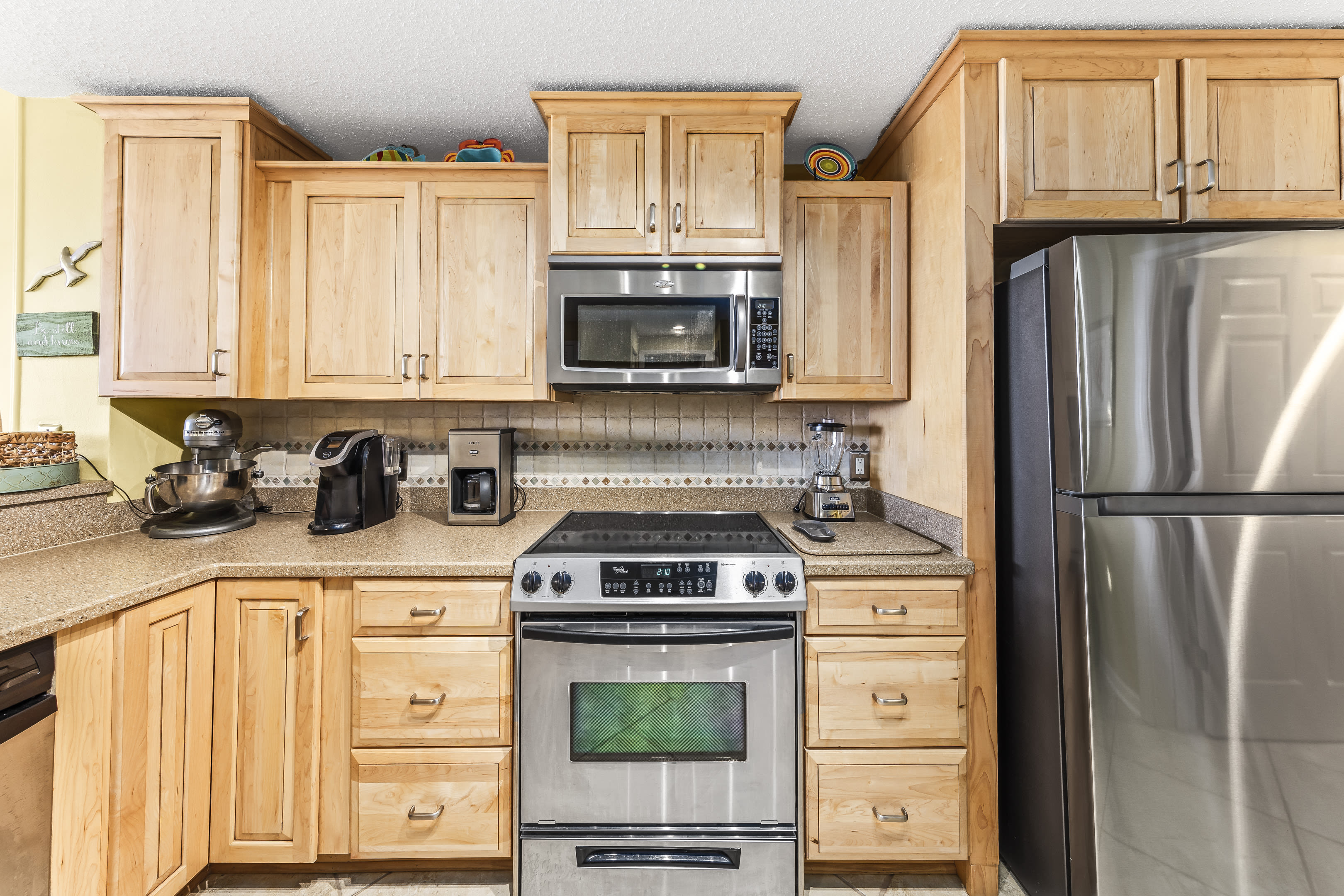 Keurig and full sized coffee maker, Kitchenaid mixer and crockpot available