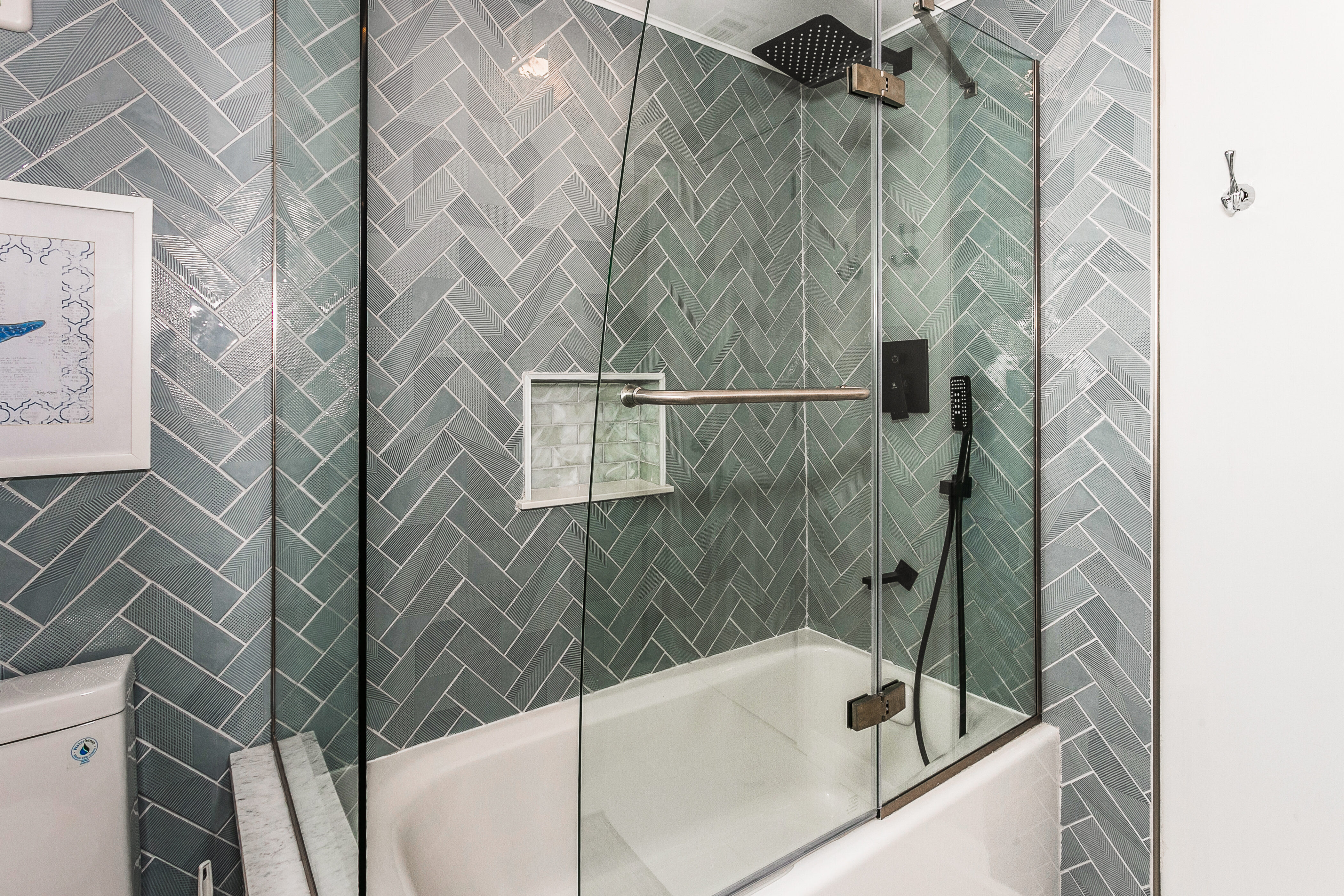 Second Bedroom Shower and Tub