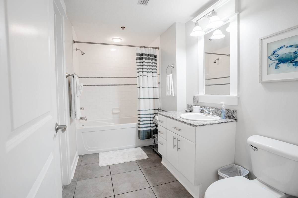 Guest bath with combo shower/tub