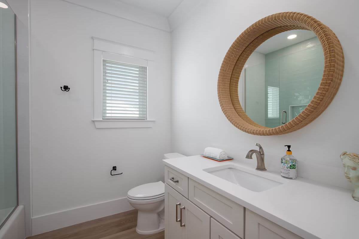 Upstairs Bath w/ Tub