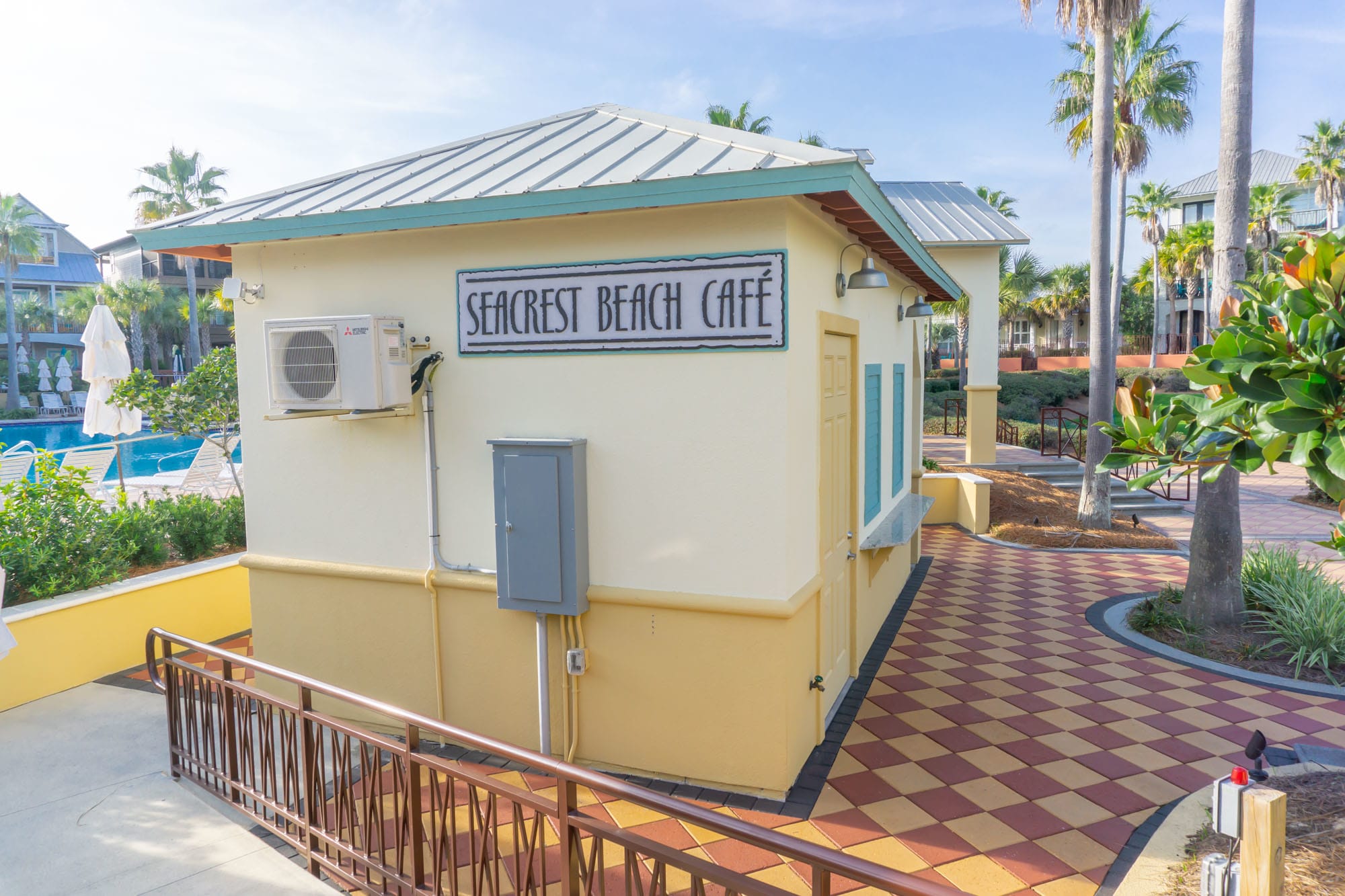 poolside cafe for drinks and sandwiches/snacks throughout the day