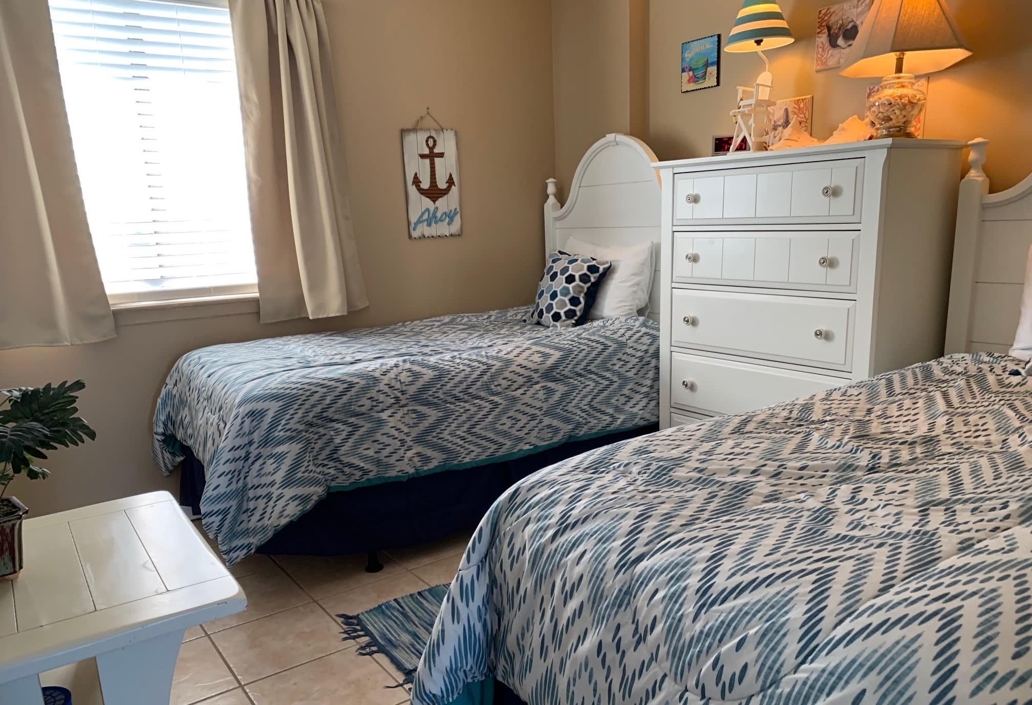 Twin beds in 2nd bedroom