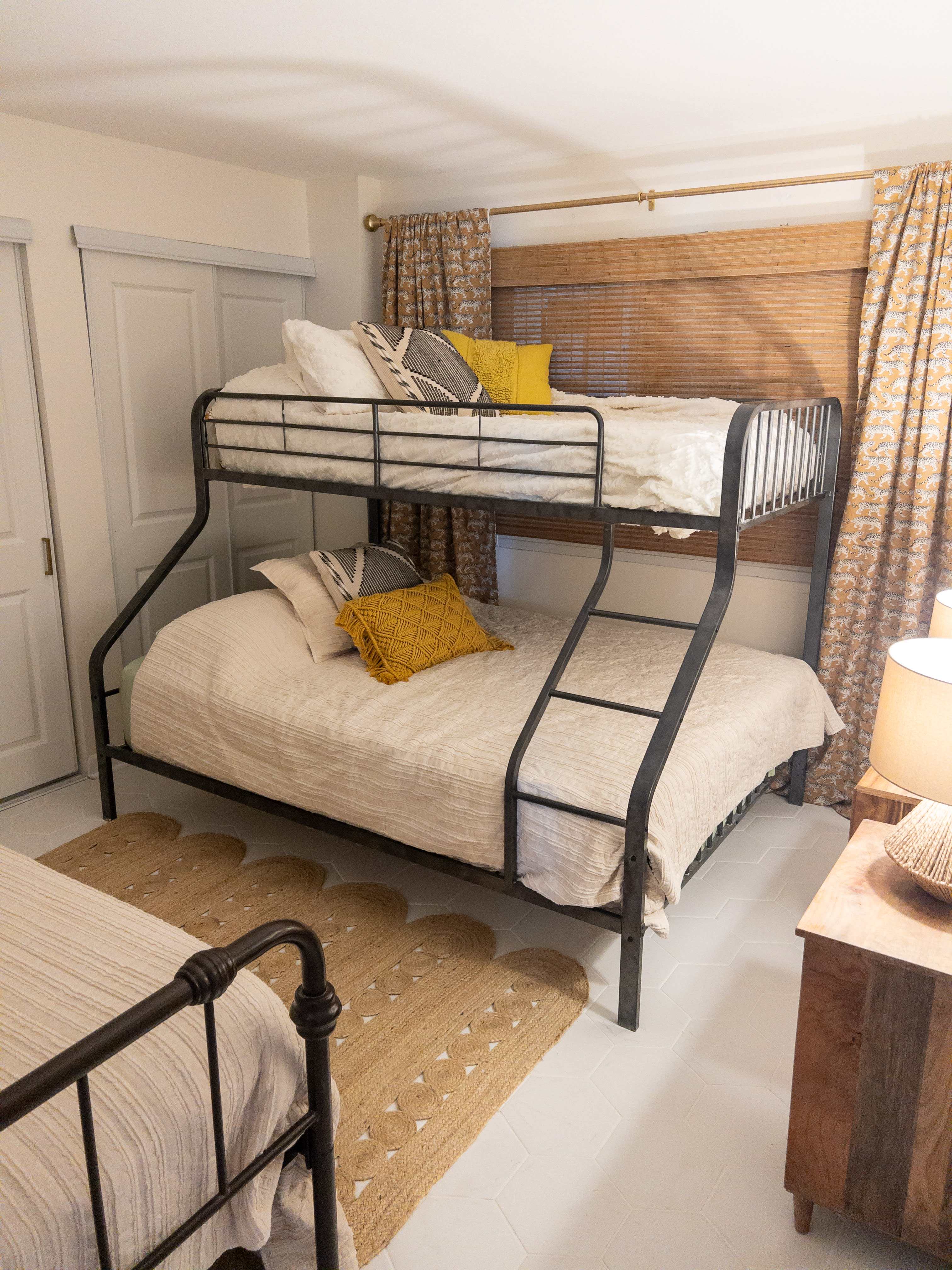 Middle Bedroom- sleeps 5 *Double Daybed* *Twin over Queen Bunk Bed* 