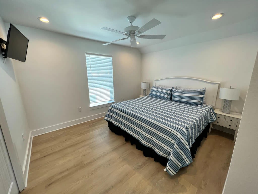 Bedroom 7 with King memory foam mattress