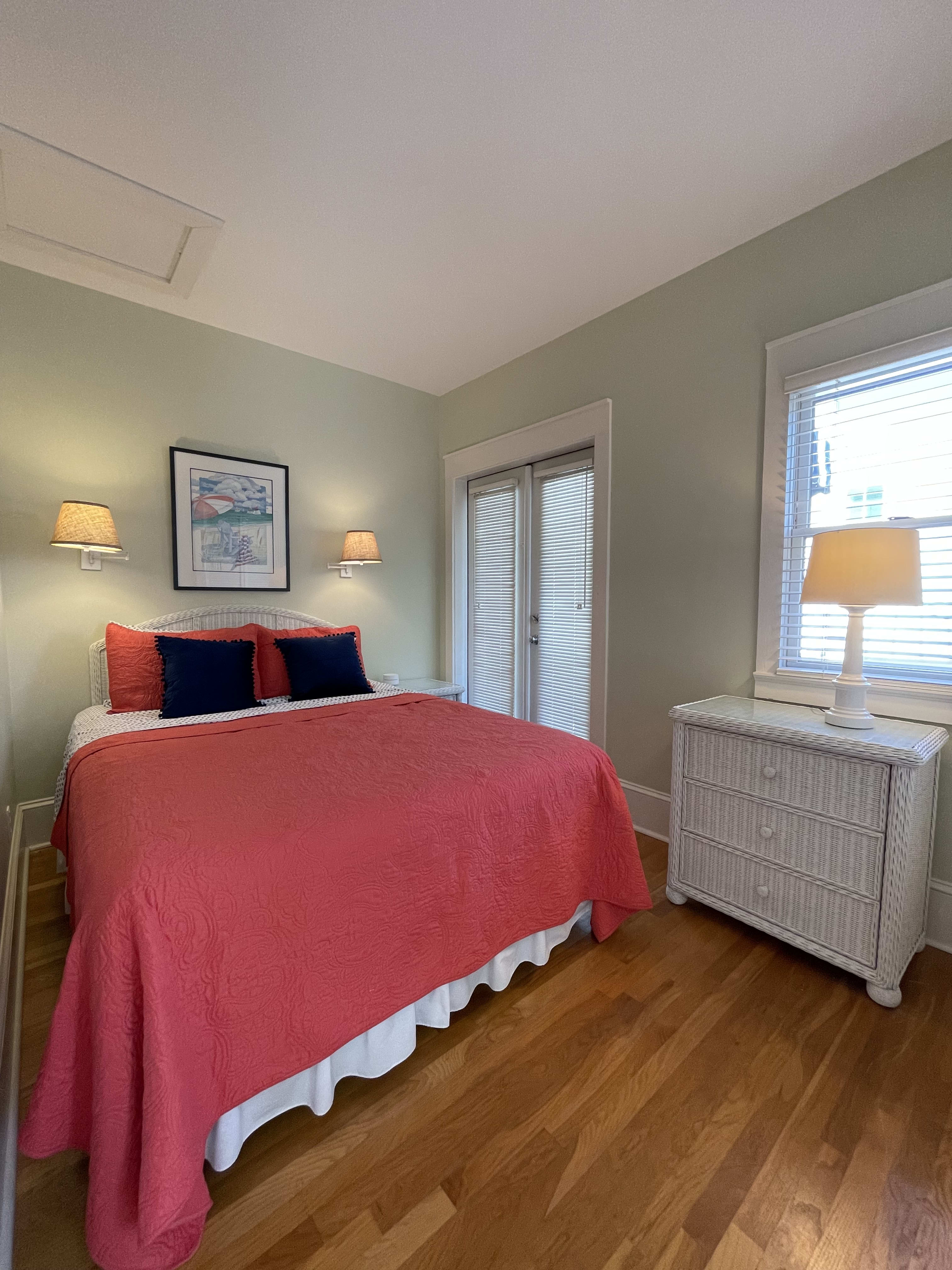 Queen bedroom with access to the balcony