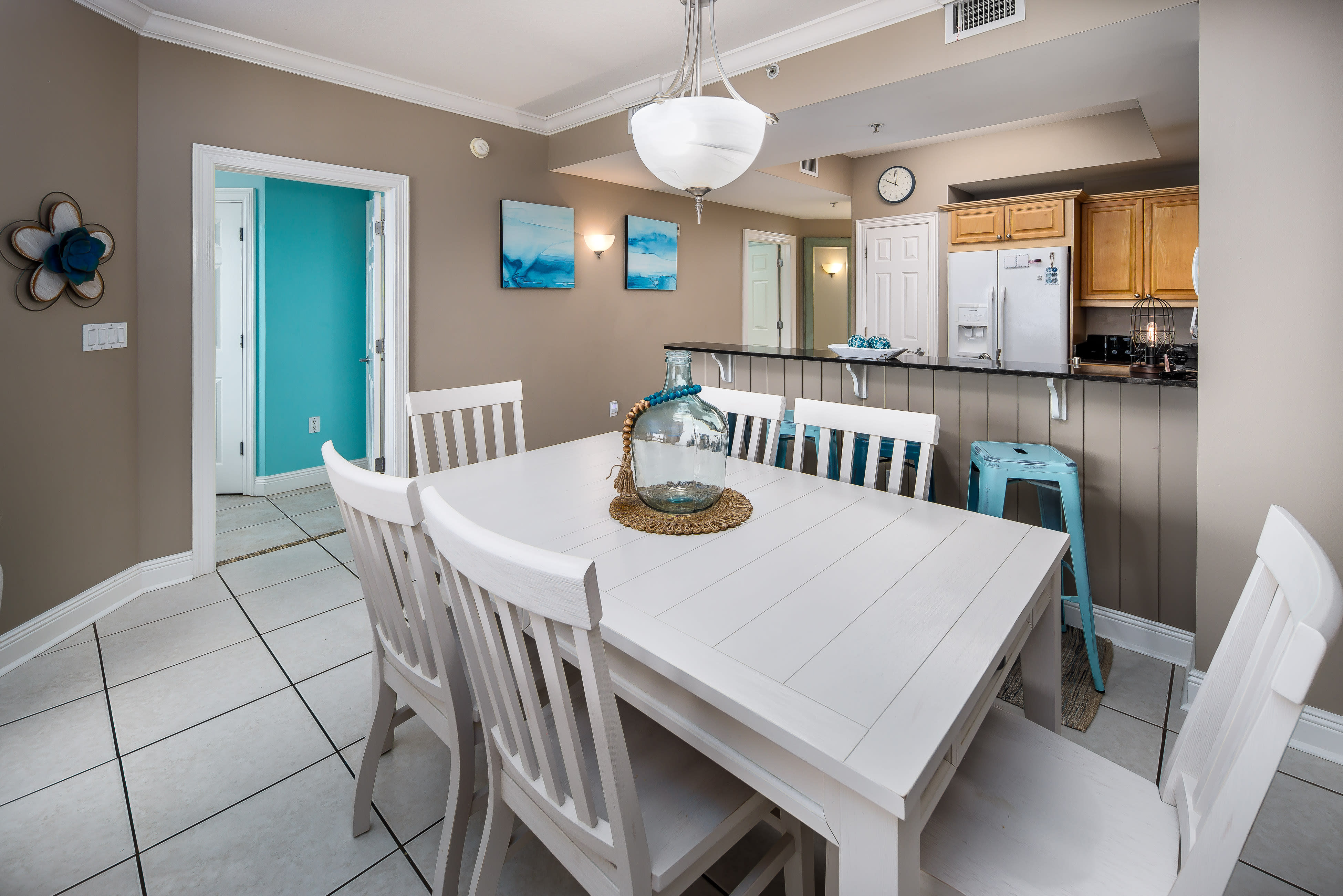 We have a new dining table for 6 with 4 seats at the bar!