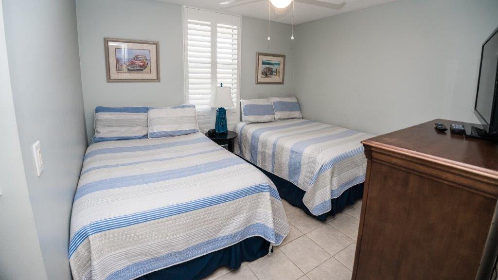 2nd Bedroom with 2 Full Beds