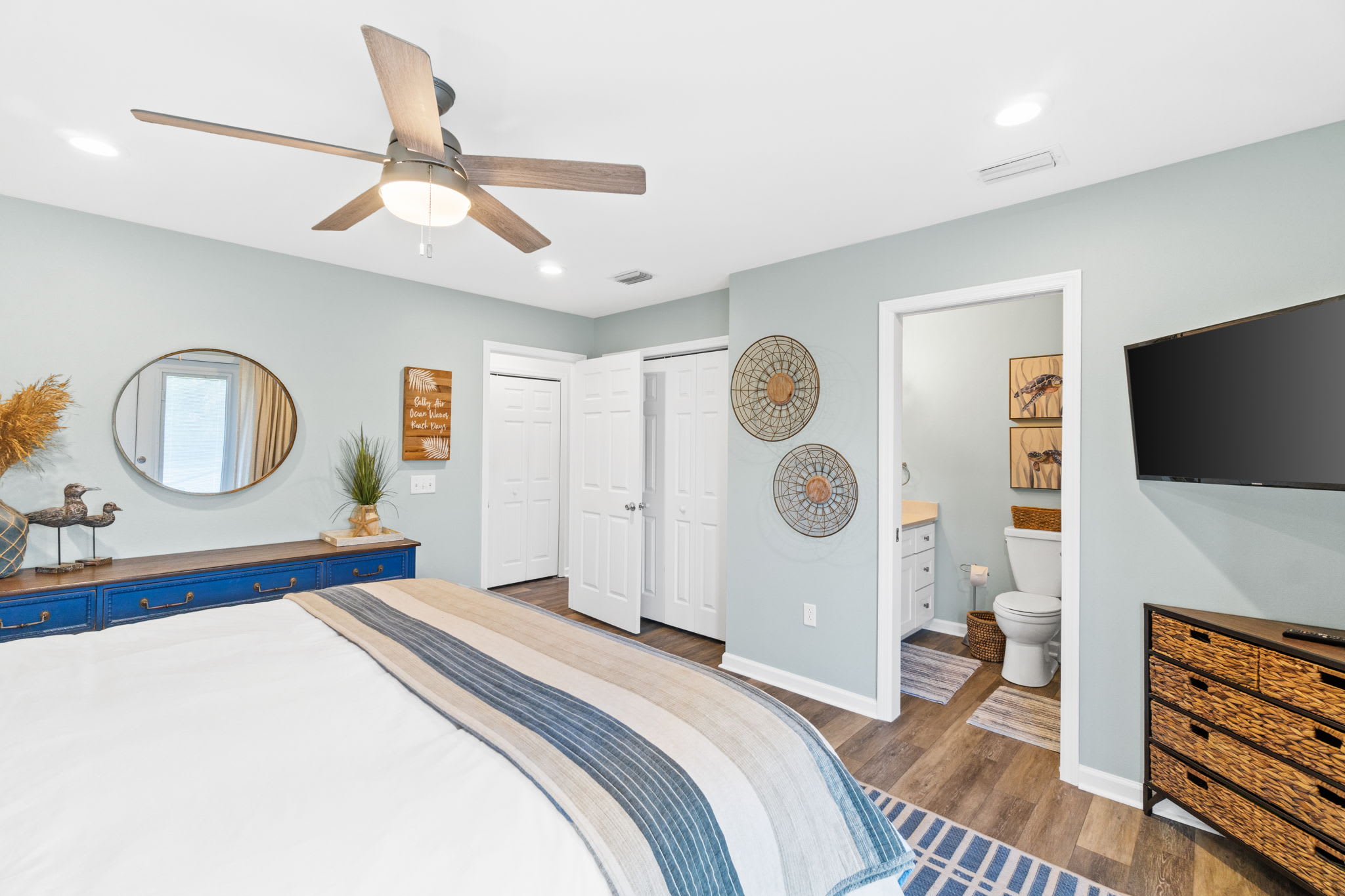 Primary Bedroom-King Bed/On-Suite Bathroom