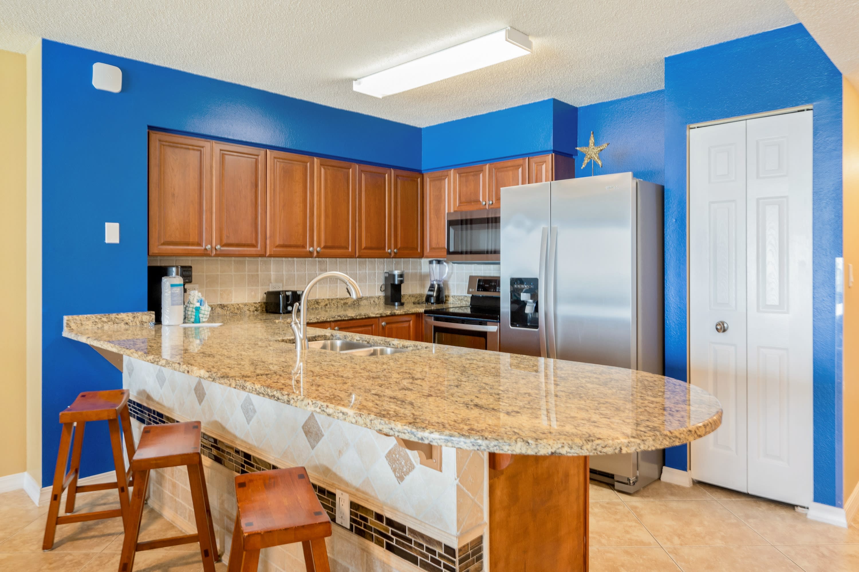 Attention to detail - notice the matching stone accents below the breakfast bar