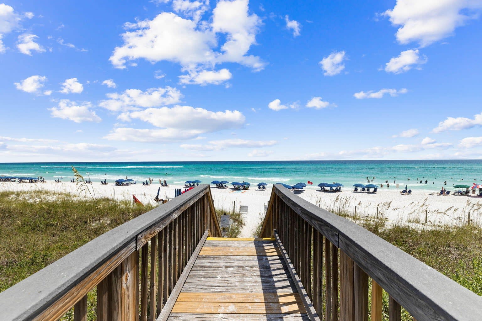 Private beach access- house comes w/2 free set ups = 4 chairs and 2 umbrellas