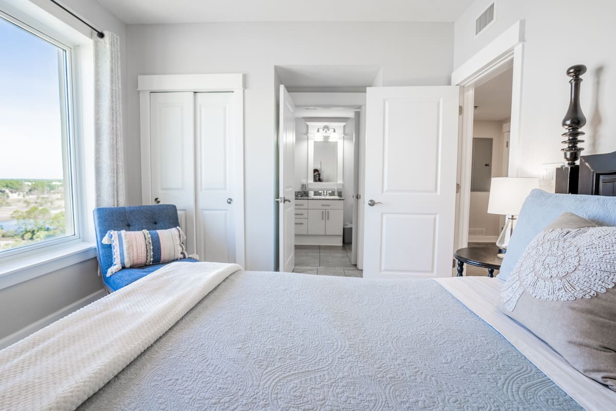 Guest Bedroom #2, Gulf views, Queen bed, Smart TV, guest bath entrance