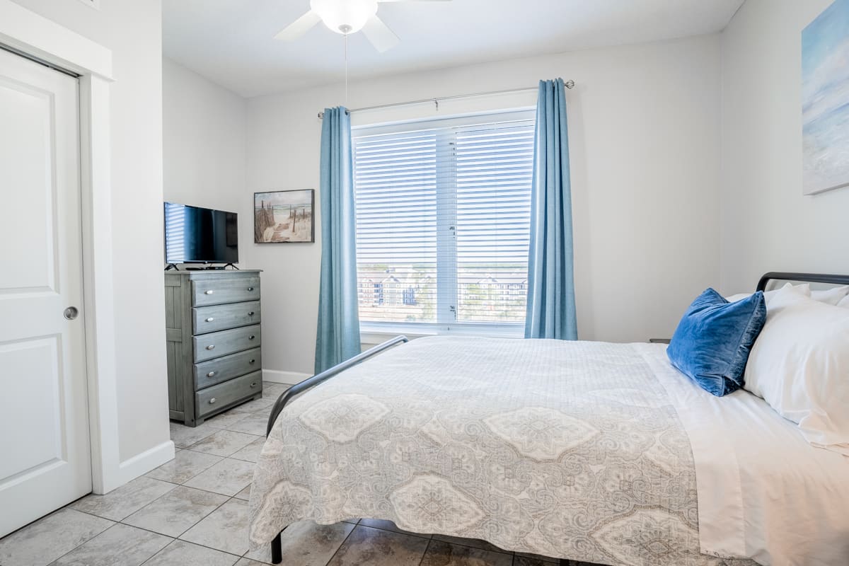 Guest Bedroom #3, Queen bed, Smart TV, Vanity/Desk