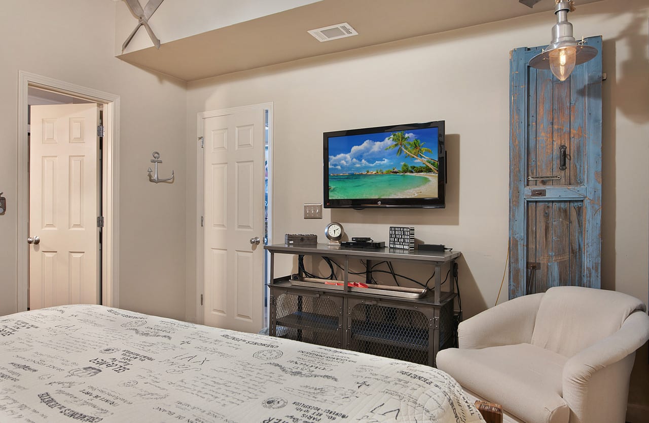 Guest King Bedroom with en suite bathroom