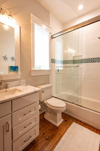 Second Floor Queen Bathroom 