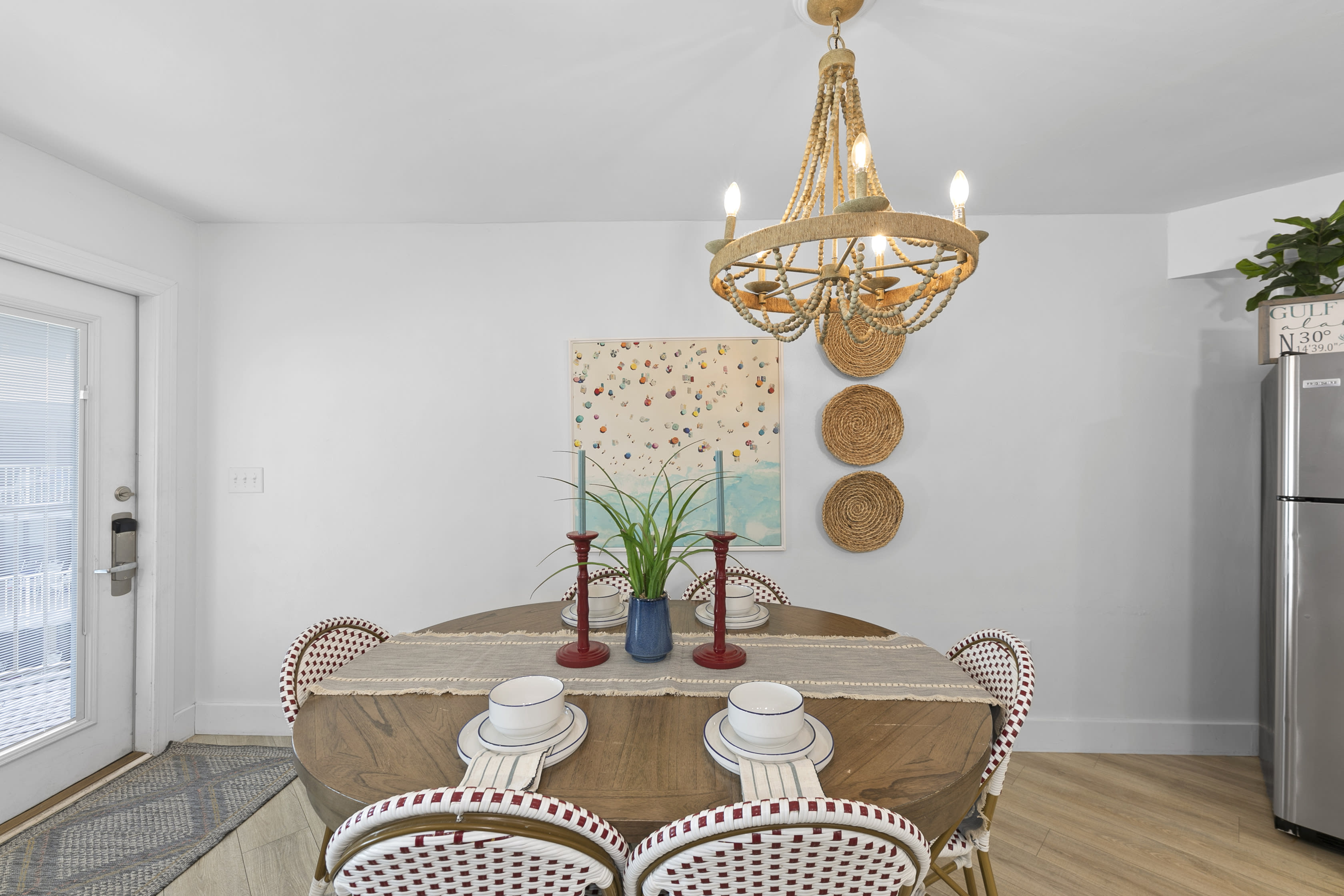 Dining area comfortably seats 6