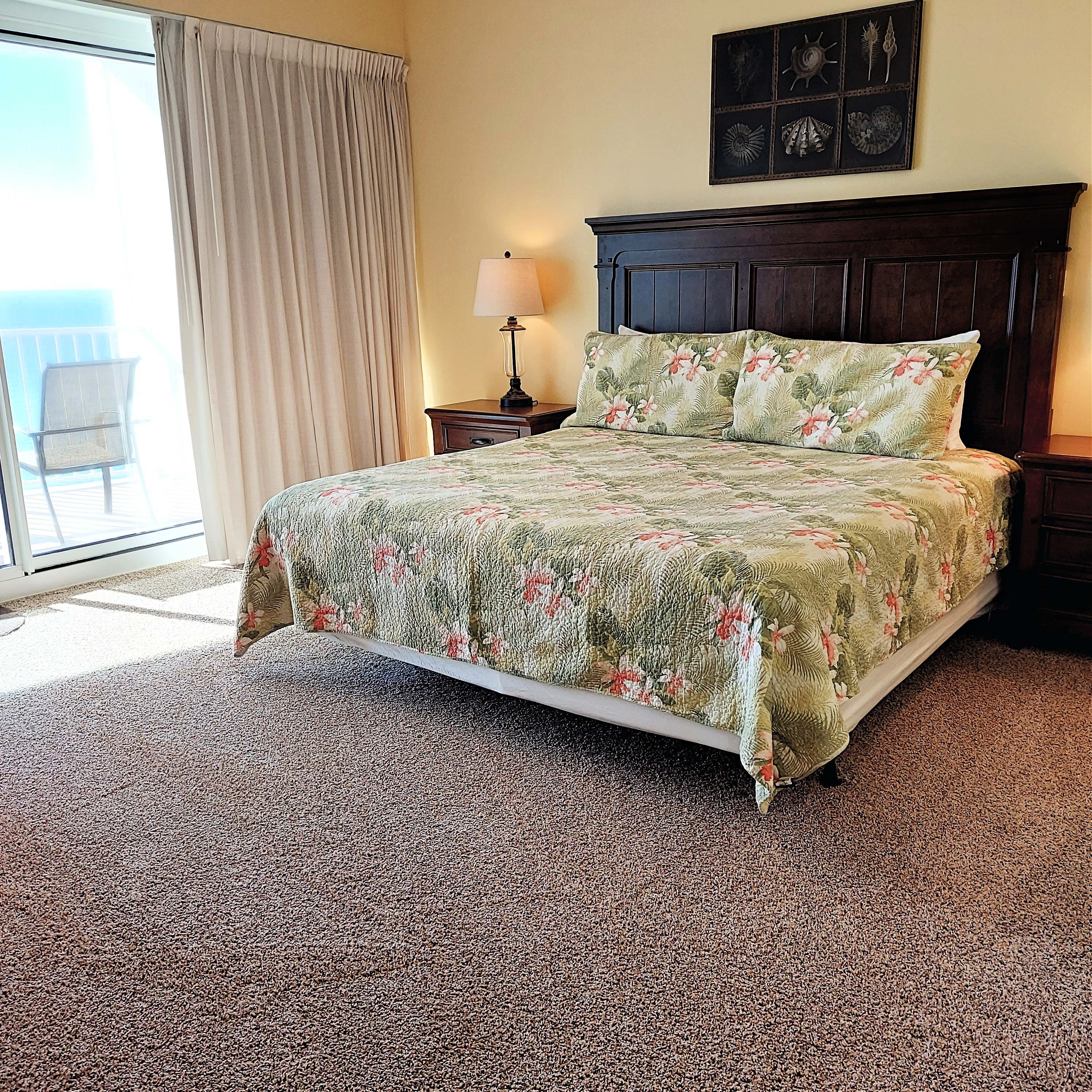 Gulf Front Master Bedroom With King Bed