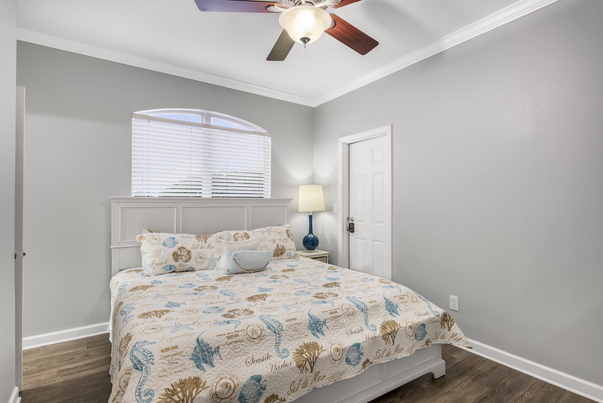 Master Bedroom King bed with en suite bathroom