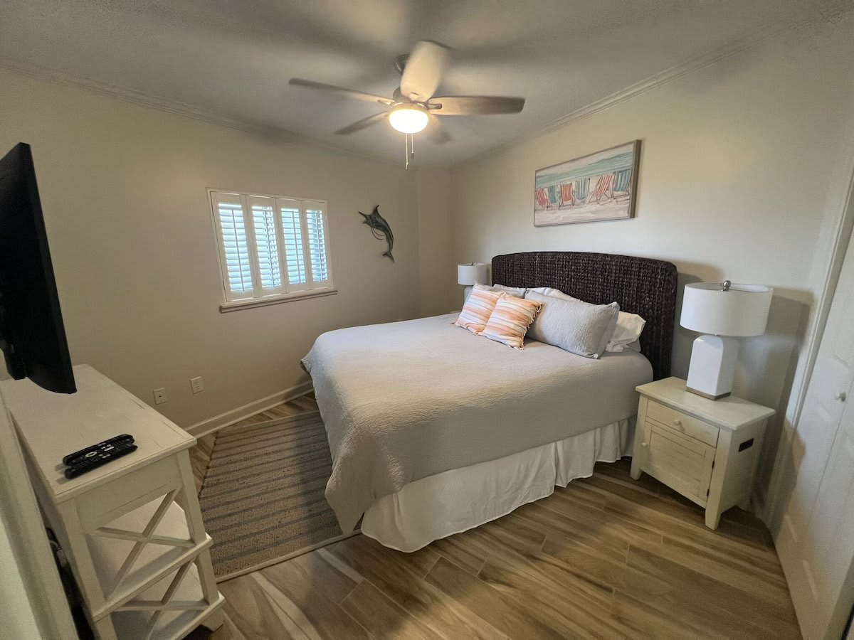 2nd Bedroom with King Bed &amp; Smart TV